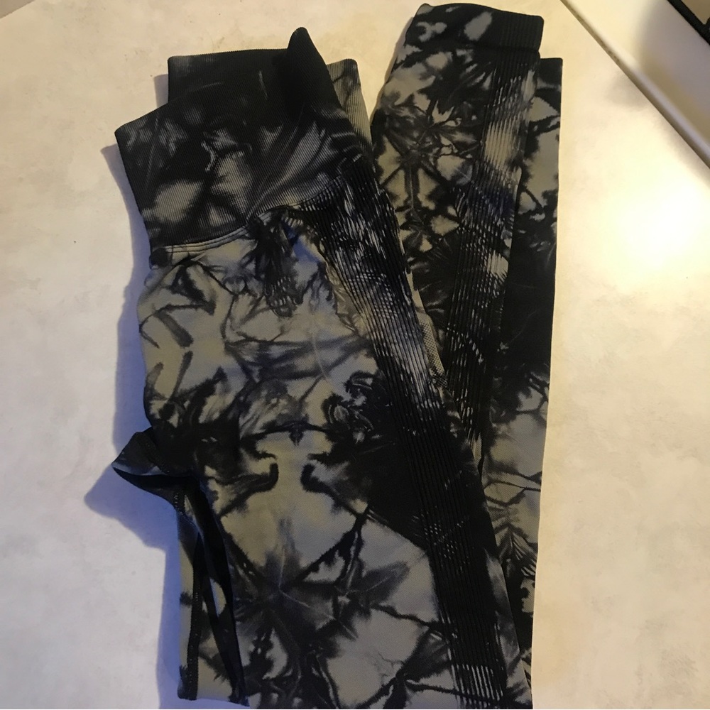 Amazon scrunch butt leggings, size small, black and grey tie dye.